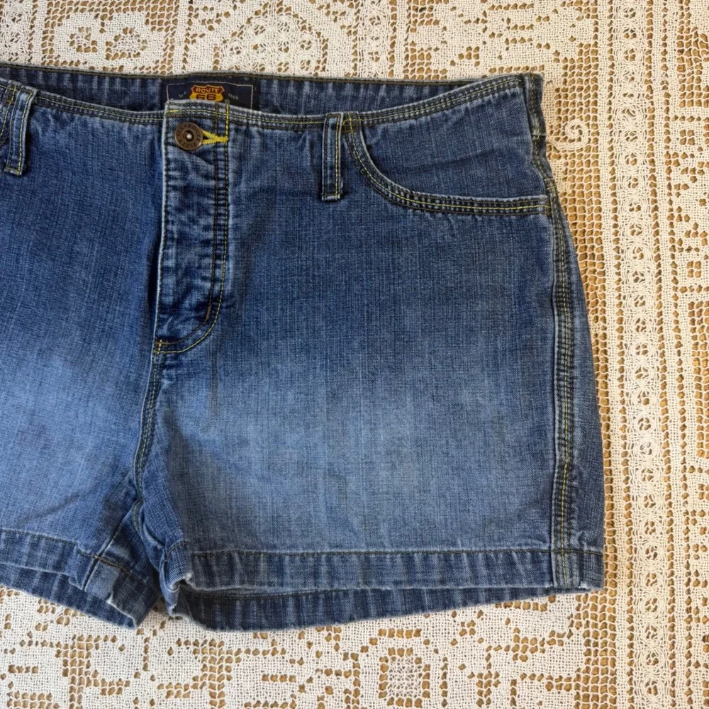 Route 66 denim shorts medium Wash low rise with button fly sz 9/10